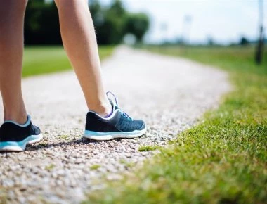 Θέλετε να ζήσετε περισσότερο; Η επιστήμη συνιστά να αλλάξετε τον τρόπο που περπατάτε